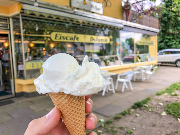 Eisessen im Eiscafé Dolomiti beim Gellershagenpark in Bielefeld