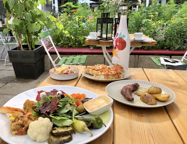 DIE BUND BEPFLANZTE TERRASSE DES MEDIVINO