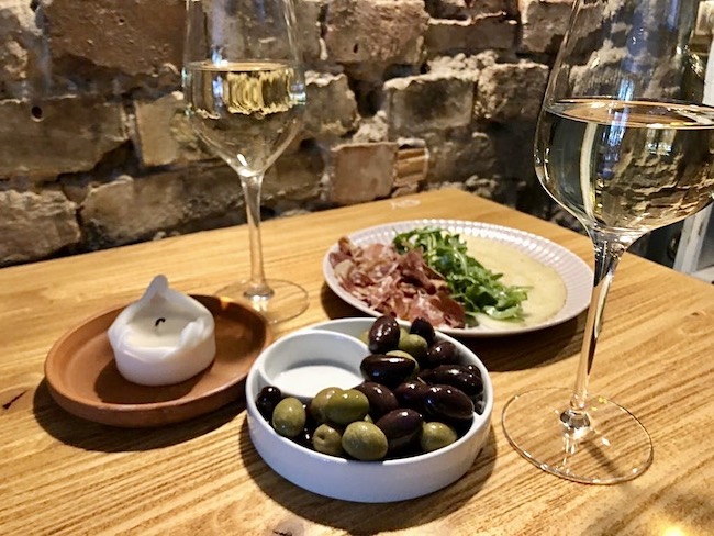LECKERE TAPAS UND WEIN IM MEDIVINO