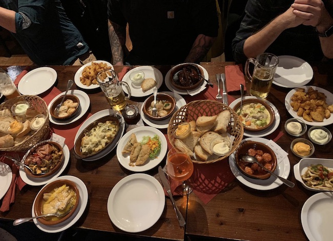 TAPAS TEILEN IM RIOJA