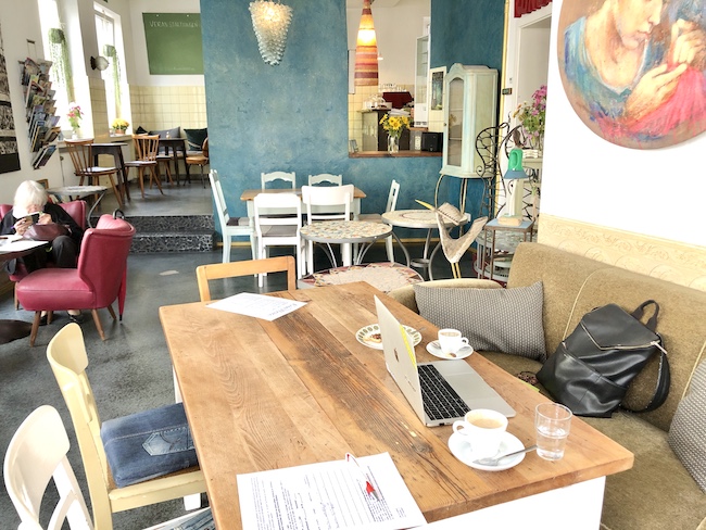 PERFEKTER ARBEITSTISCH IM CAFÉ KÜNSTLEREI. Cafés in denen man gut arbeiten oder lernen kann in Bielefeld