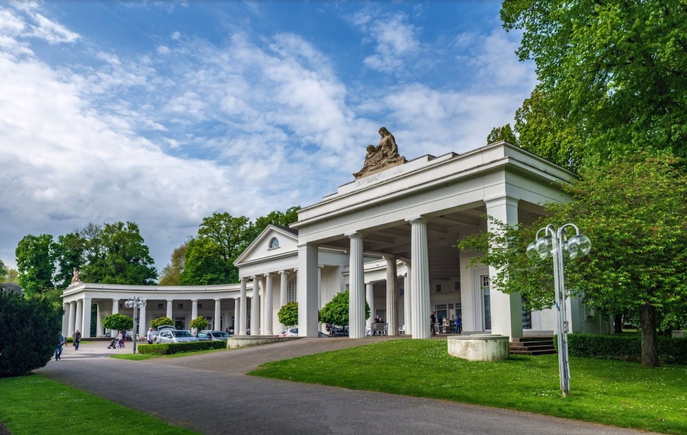 VERSCHIEDENSTE BAUSTILE IM KURPARK ©ZOLTAR CNC
