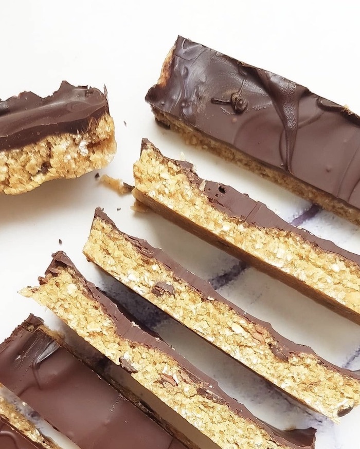 Bielefelder Food- und Lifestyle Bloggerin AisforAnything zeigt euch ein Rezept für unglaublich leckere Cookie Dough Bars. Jetzt ausprobieren!
