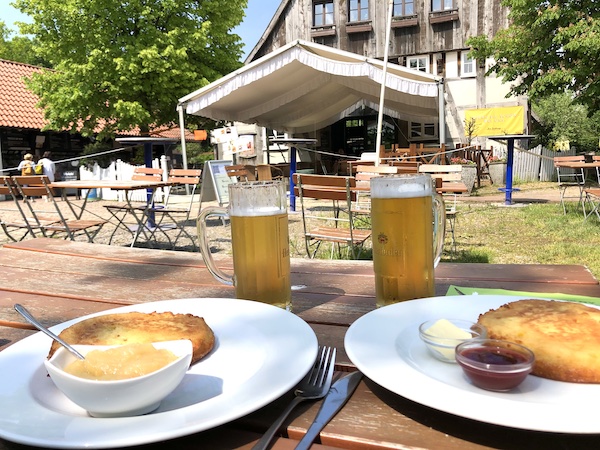 Bretzel essen im Biergarten Seekrug in Schildesche
