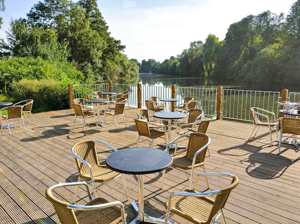 Die gemütliche Lutterterrasse direkt am Wasser in Heepen