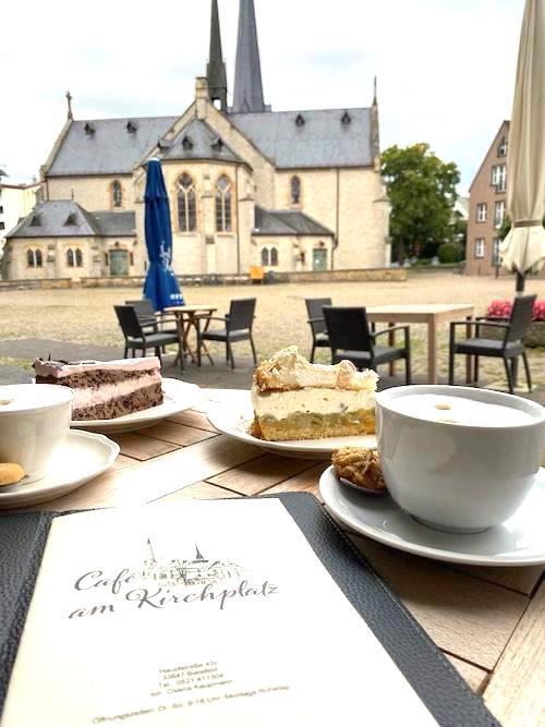 Mit direkten Blick auf die imposante Kirche. Café am Kirchplatz