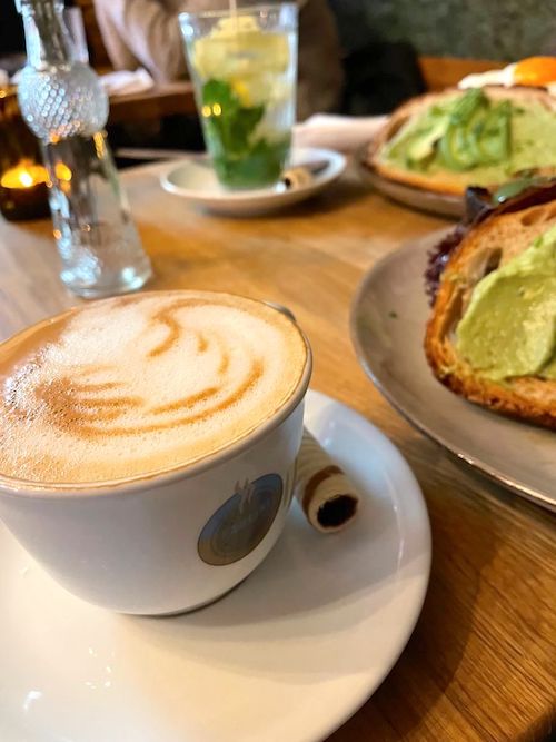 LECKEREN KAFFEE IM CAFÉ LUTTER