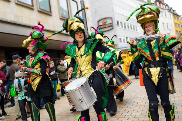 Carnival marschiert durch die Altstadt in BIelefeld