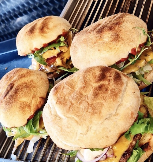 Burger mit knusprigem Brötchen
