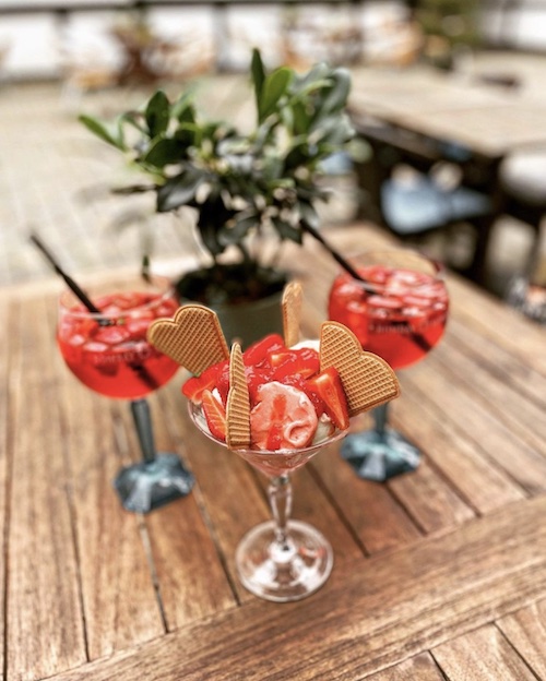 Erdbeerbowle und Erdbeereisbecher als Alternative zum Aperol Spritz ©Kachelhaus