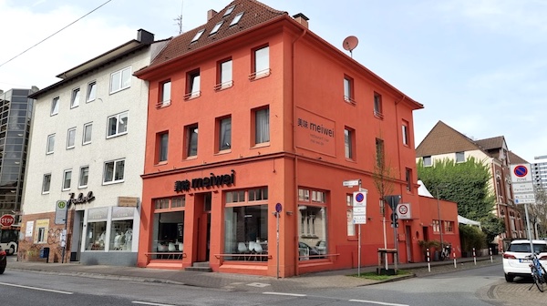 Das Rote Meiwei gebäude schon von weitem gut ersichtlich ©SK