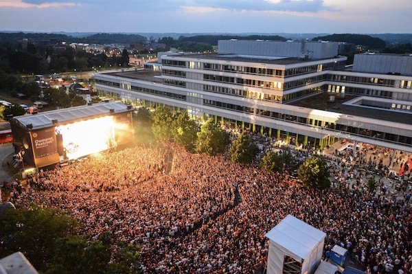 Mit dem Kalt-Luft-Ballon der Sparkasse einen Blick über das Gesamte Festival Gelände werfen. Campus festival Bielefeld