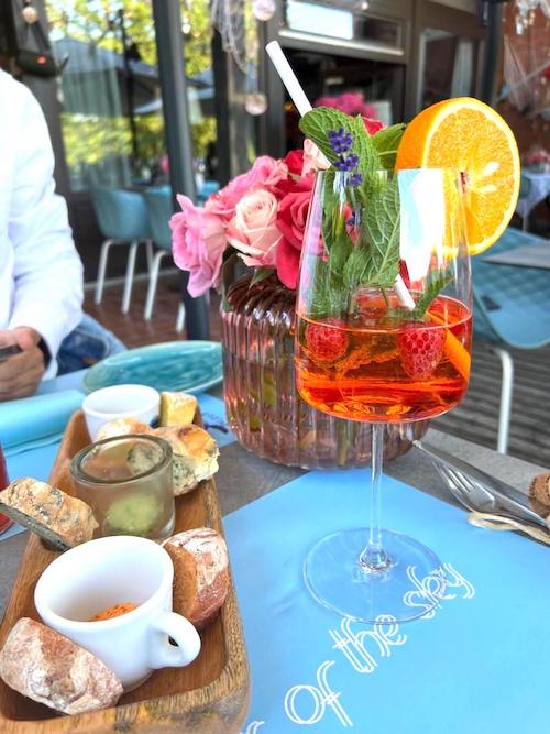 Aperol Spritz mit Früchten und Minze im Costas in Bielefeld