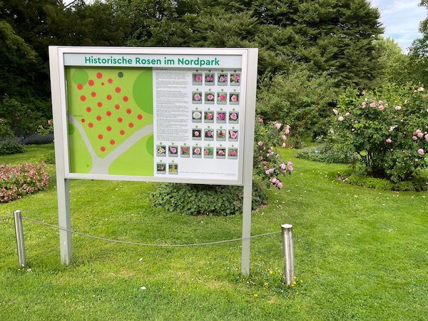 Eine Info-Tafel am Eingang gibt euch alle nötigen Informationen. Rosengarten Bielefeld