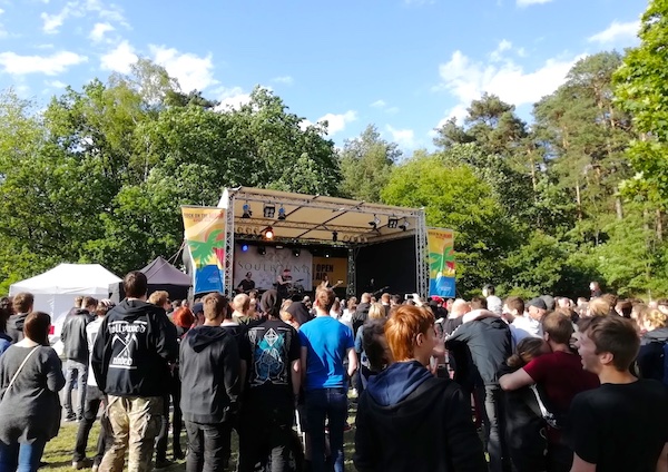 es wird 2 bühnen geben - Freibad senne - Rock am Beach