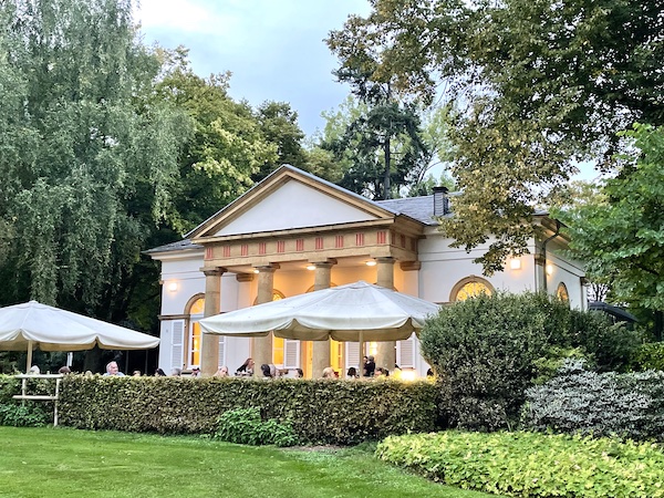 Das imposante Gebäude des Tapas Cafés im Nordpark