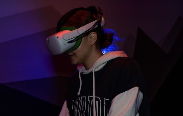 Virtual Reality Brille auf Und eintauchen in eine neue Welt
