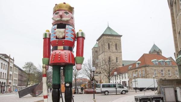 6 Meter großer Funktionsfähiger Nussknacker in Osnabrück ©NOZ